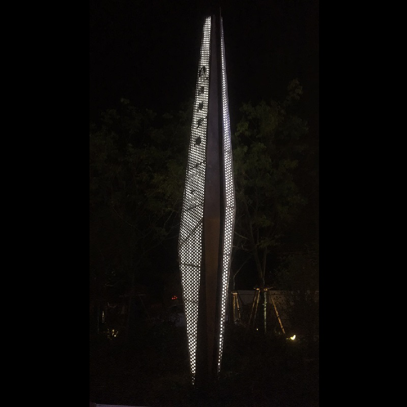 園林景觀(guān)不銹鋼雕塑廠(chǎng)商專(zhuān)制拉絲不銹鋼精神堡壘雕塑2