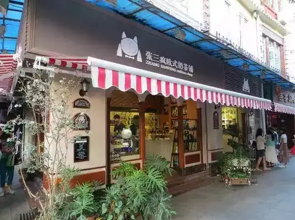 商鋪樓頂廣告牌全有什么形態(tài)？3