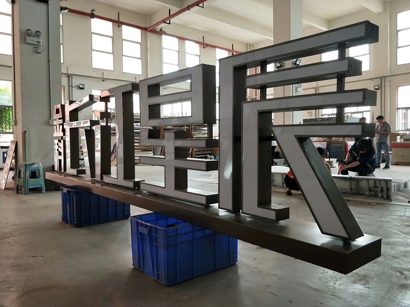 側穿孔字