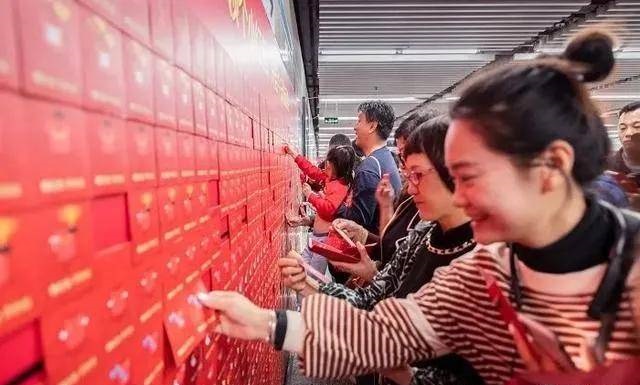 唯有這些抓人眼球的戶(hù)外廣告才配叫創(chuàng  )意！標識主也滿(mǎn)意4