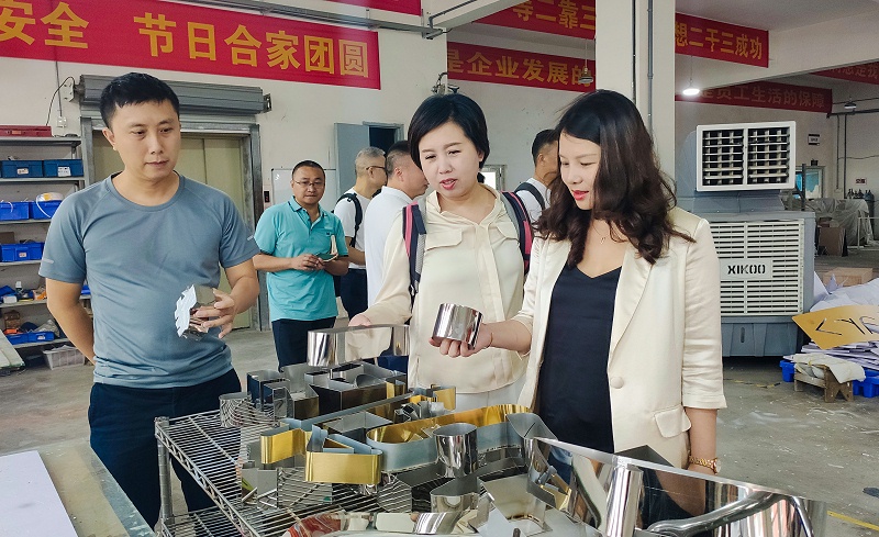 牛商匯在重慶鑫麗華廣告參觀(guān)