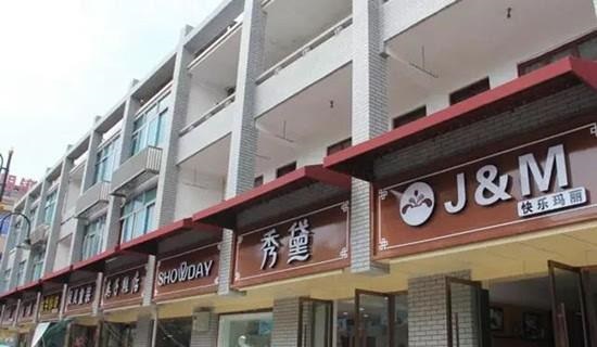 走在街上，察覺(jué)商鋪廣告牌一成不變，統一式店鋪招牌有需要嗎？4