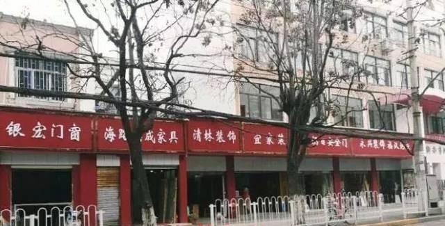 走在街上，察覺(jué)店鋪招牌千篇一律，統一式商店廣告牌有須要嗎？5