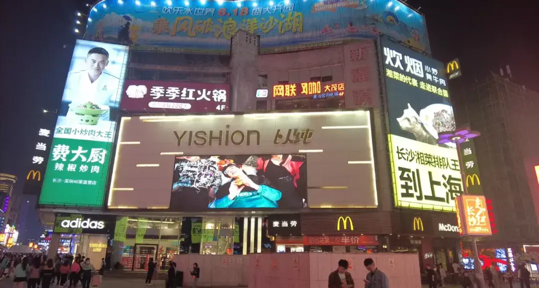 走訪(fǎng)長(cháng)沙、重慶等地后，我總結出一套廣告牌子“吸金術(shù)”