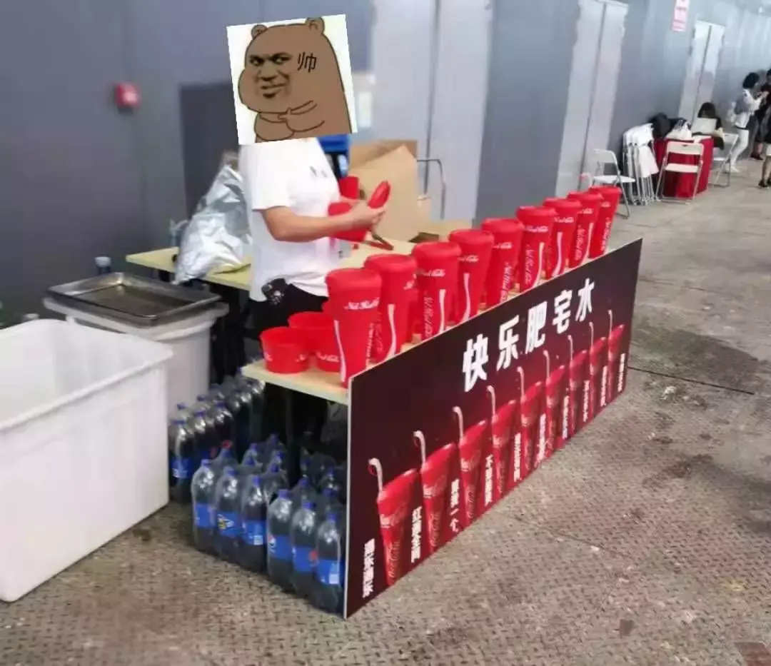 中國路邊的亞克力廣告牌，我能笑一年27